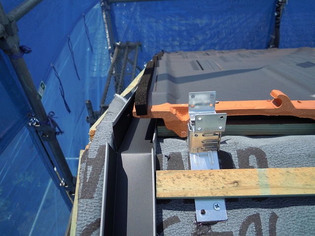 棟を取り付けるための金具